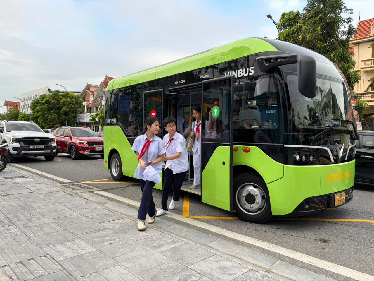SAU PHÁO HOA, NIỀM VUI THEO NHỮNG CHUYẾN XE ĐẾN TRƯỜNG