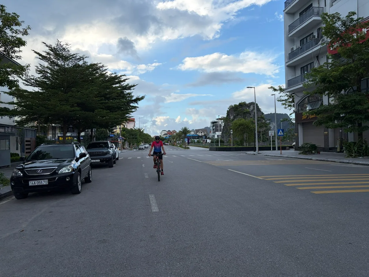 Một sáng Chủ nhật ở Hạ Long - Xe đạp, bầu bạn và một chút bình yên của phố biển.